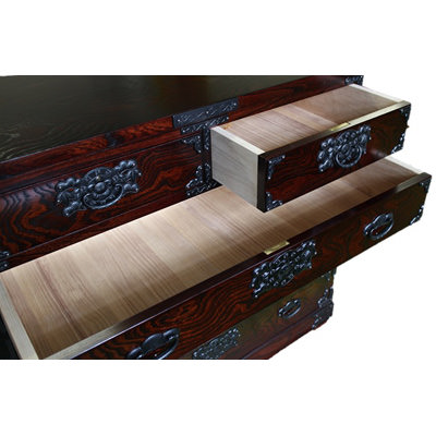 﨔100巾 五段二ッ割 ウルシ塗 五城目木工有限会社 秋田県 引出の内部は桐材を使用。着物などの和物収納にも適しています