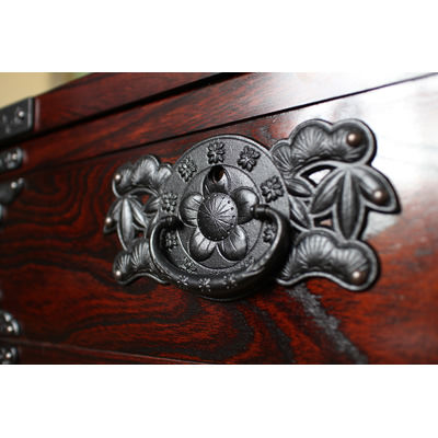 﨔100巾 五段二ッ割 ウルシ塗 五城目木工有限会社 秋田県 引出の内部は桐材を使用。着物などの和物収納にも適しています