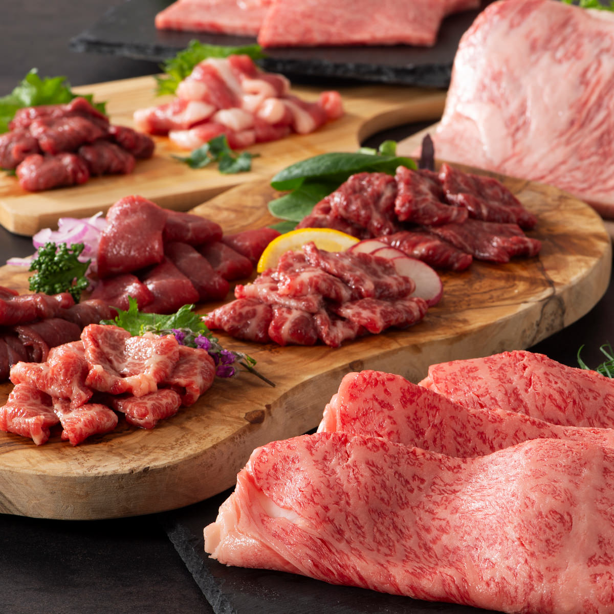 フジチク ふじ馬刺し 藤彩牛 プレミアム 3段 ギフトセット〔馬刺し7種、藤彩牛3種、たれ、しょうが〕