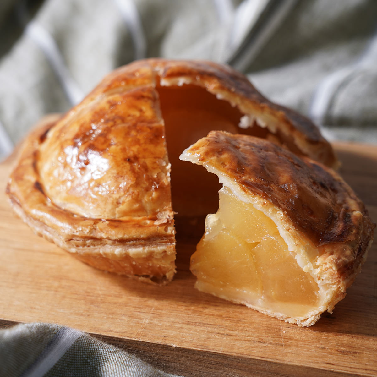 りんごの酸味と甘味を楽しむプレミアム白金アップルパイ〔4号(φ12cm、約330g)〕