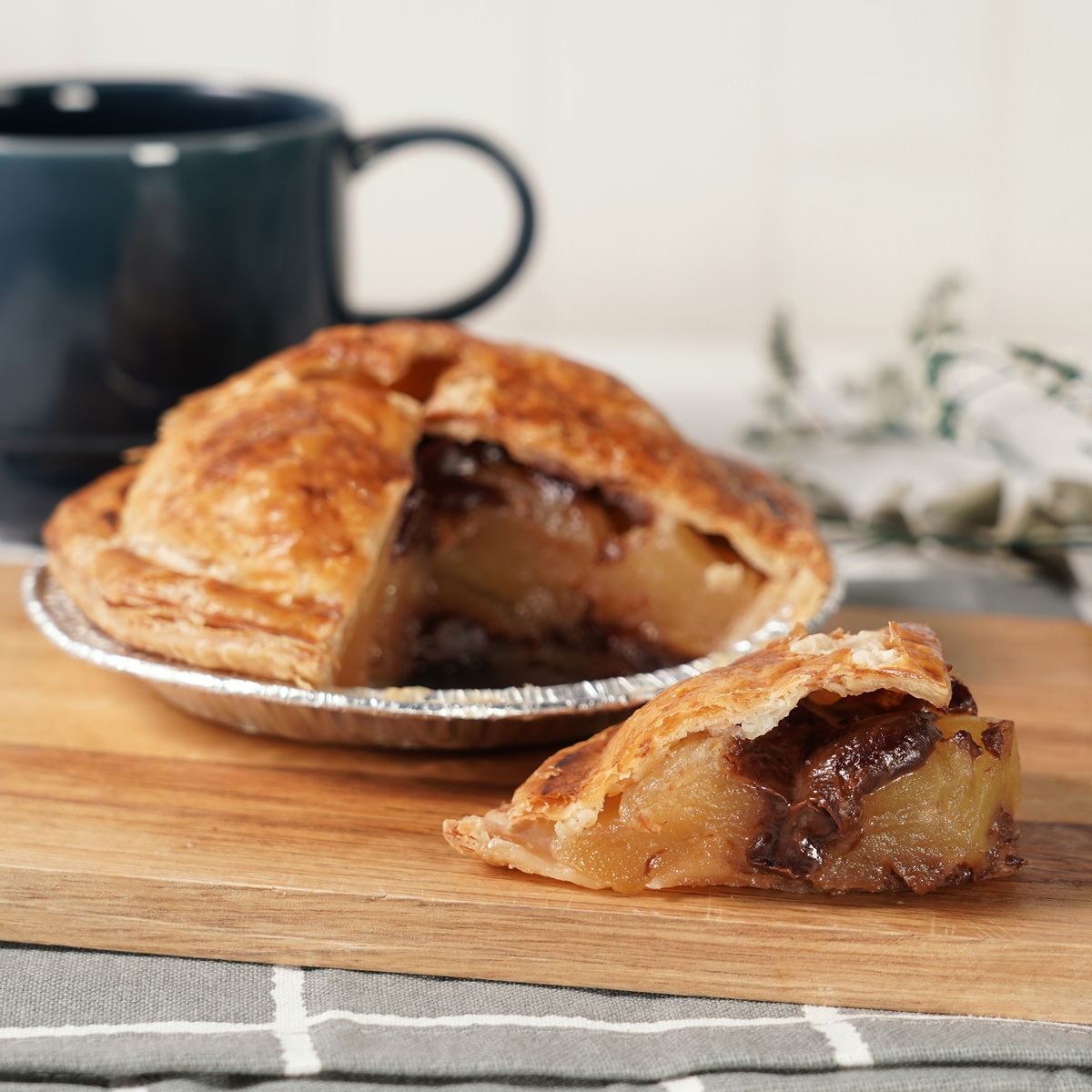 りんごの酸味と甘味を楽しむプレミアム白金アップルパイショコラ〔4号(φ12cm、約330g)〕