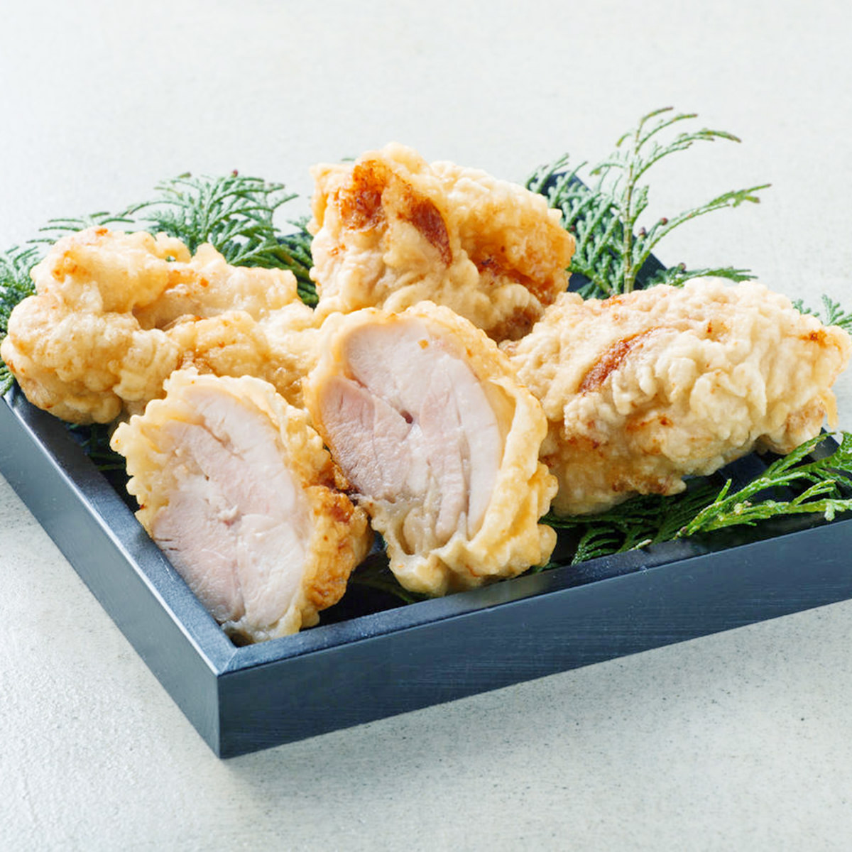 綾鶏まんぷく贅沢セット 〔からあげ用とり肉3種、とり天用むね肉、とり飯の素2種、秘伝のタレ、大分県産米、片栗粉、てんぷら粉〕