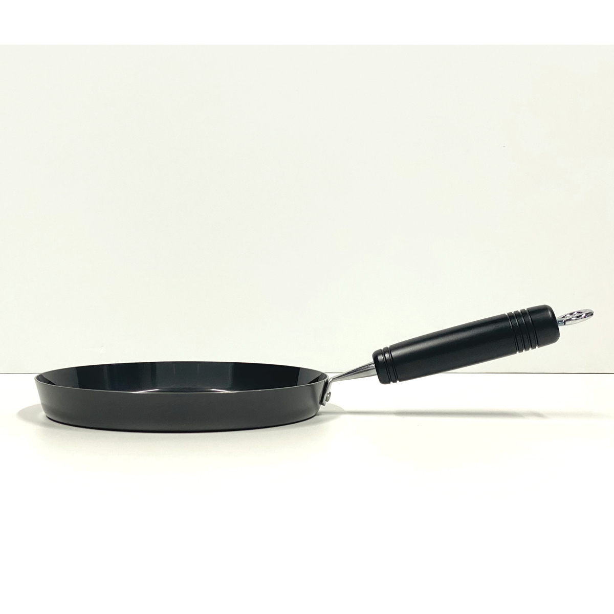 目玉焼きがおいしく焼ける 鉄のフライパン ガラス蓋付き 〔サイズ:約21.0×38.5×高さ7.0cm(蓋セット時)、重量:約0.98kg〕【沖縄県・離島 配送不可】