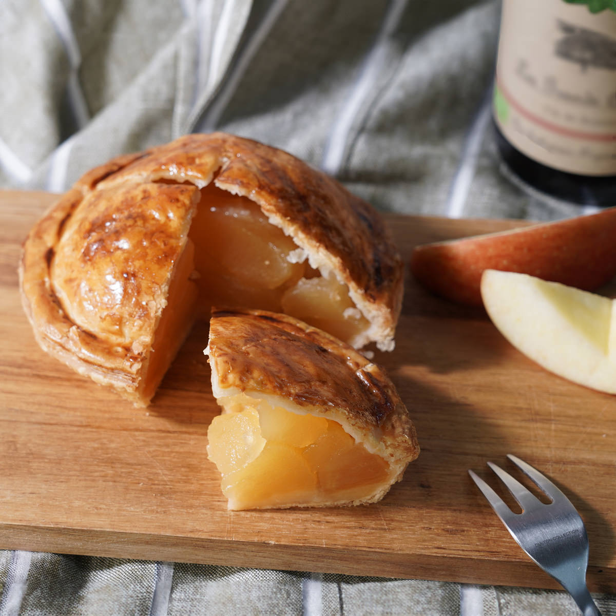 りんごの酸味と甘味を楽しむプレミアム白金アップルパイ〔4号(φ12cm、約330g)〕