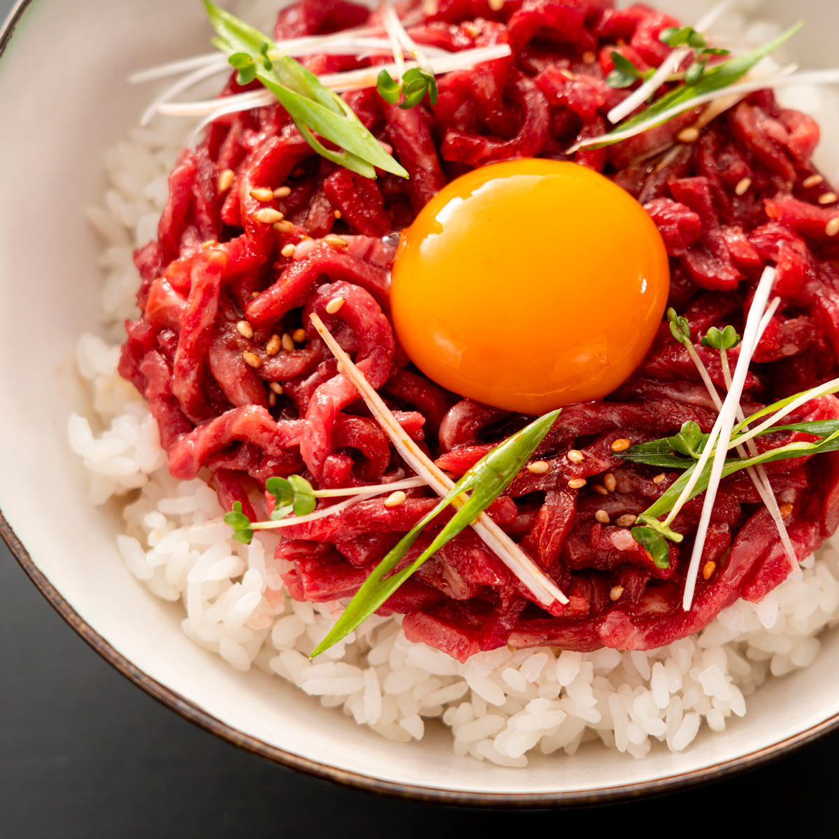 黒毛和牛 生ハムユッケ丼セット 〔黒毛和牛生ハム細切り100g×4、ユッケダレ20g×8〕