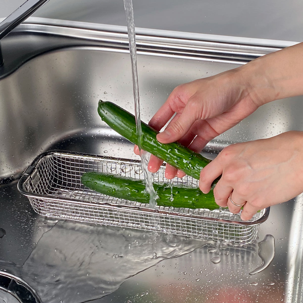 すっきり暮らす 水切りかご スリムタイプ 〔サイズ:約31.2×9.8×高さ5.5cm、重量:約0.14kg〕【沖縄県・離島 配送不可】