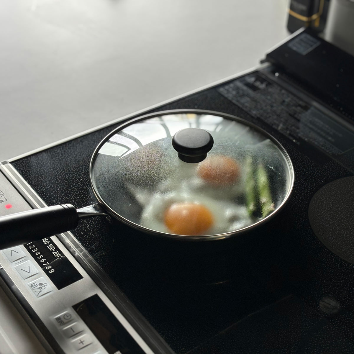 目玉焼きがおいしく焼ける 鉄のフライパン ガラス蓋付き 〔サイズ:約21.0×38.5×高さ7.0cm(蓋セット時)、重量:約0.98kg〕【沖縄県・離島 配送不可】