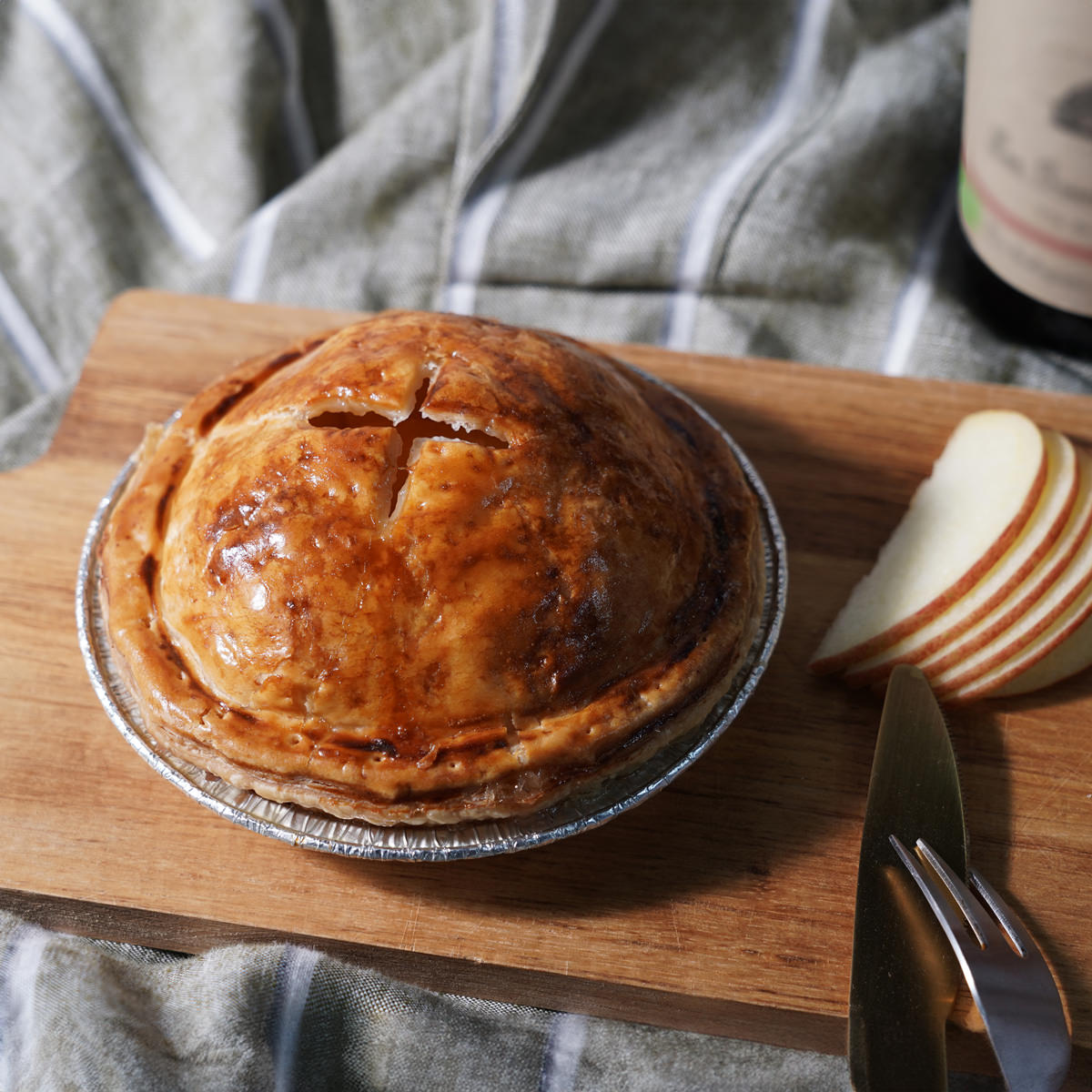 りんごの酸味と甘味を楽しむプレミアム白金アップルパイ〔4号(φ12cm、約330g)〕