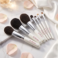 熊野メイクブラシ7本セット＆携帯用ポーチ[ショート軸タイプ・ホワイトパール]パウダーブラシ：灰リス100％　癒しの熊野化粧筆　宮尾　広島県