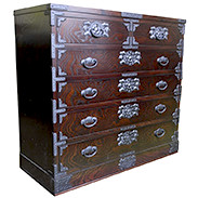 﨔100巾 五段二ッ割 ウルシ塗　五城目木工有限会社　秋田県　引出の内部は桐材を使用。着物などの和物収納にも適しています