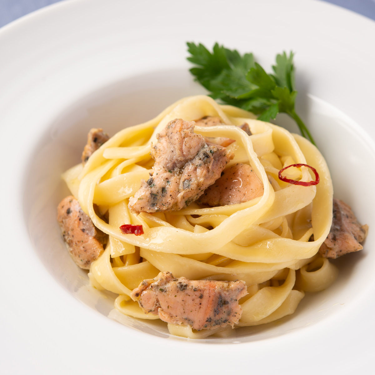 秋鮭スモークサーモン切り落としとパスタソースセット 〔スモーク切り落とし150g×2、パスタソース80g×4〕