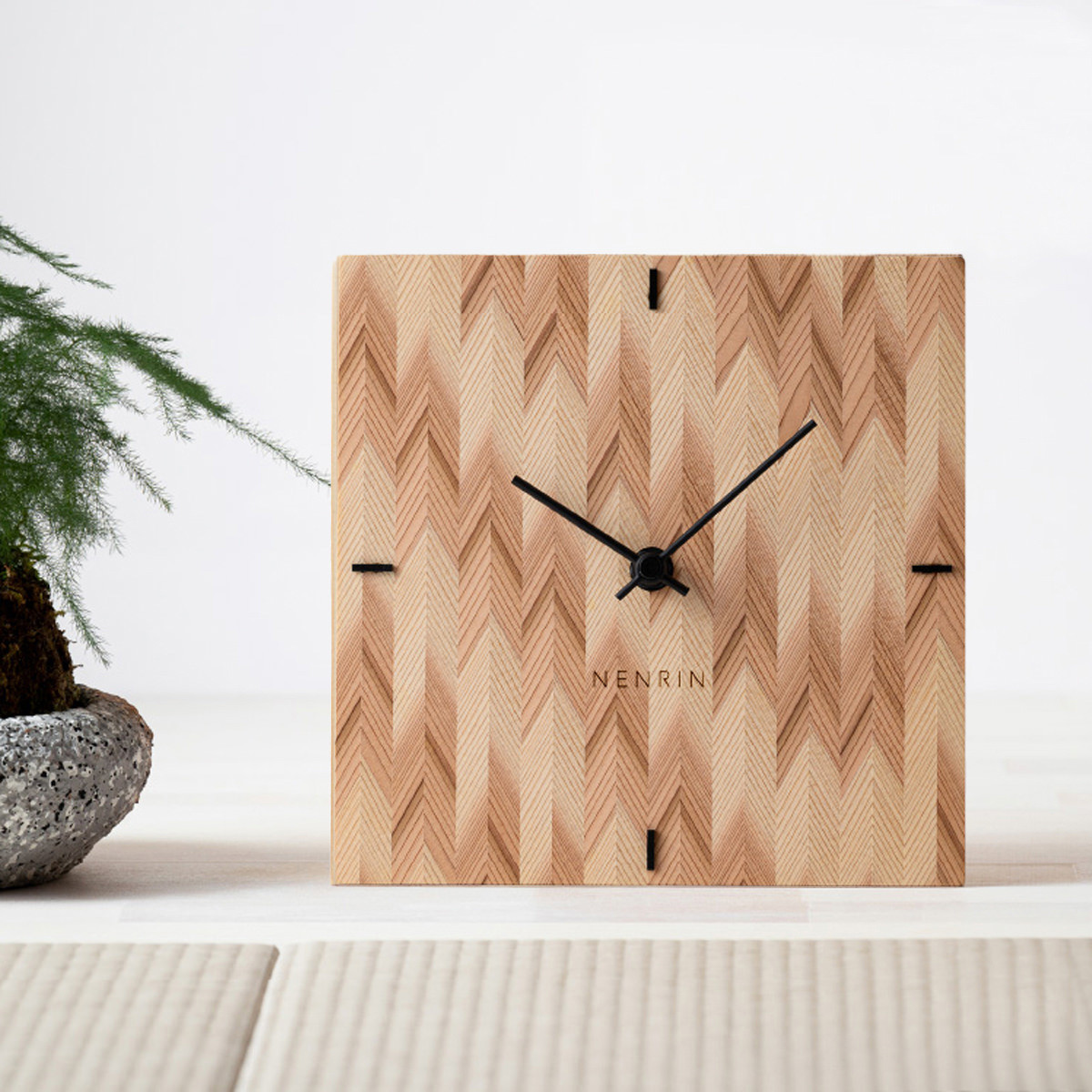 NENRIN CLOCK 175 矢絣 壁掛け兼置き時計 〔サイズ：W175×H175×D40mm、補助脚付き、単三電池1本〕【北海道・離島 配送不可】