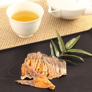 高級品　琵琶湖産の貴重な　発酵食品〈 子持ちにごろ鮒寿しスライス 〉　｜　有限会社鮒味・滋賀県