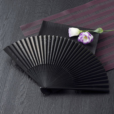 ３００年の伝統を受け継いだ近江扇子　鳥獣戯画（うるし絵）