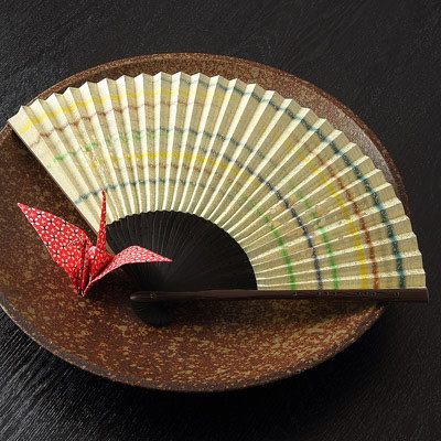 ３００年の伝統を受け継いだ近江扇子　金砂子、ライン