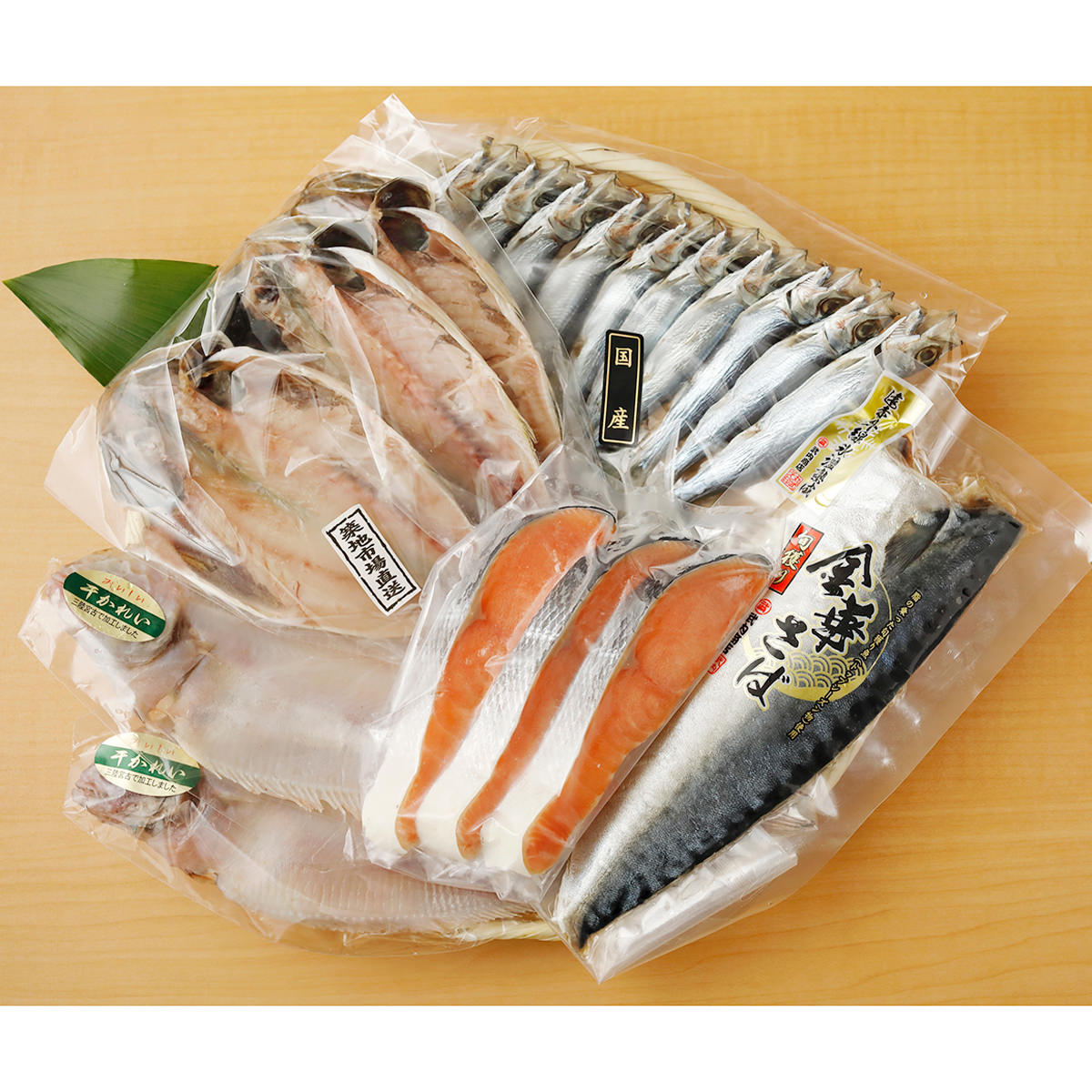 築地の目利き厳選 時鮭と干物の詰合せ 〔時鮭×3・アジ開干し×3・干カレイ×2・さば干物×1・ウルメ丸干し1連×1〕