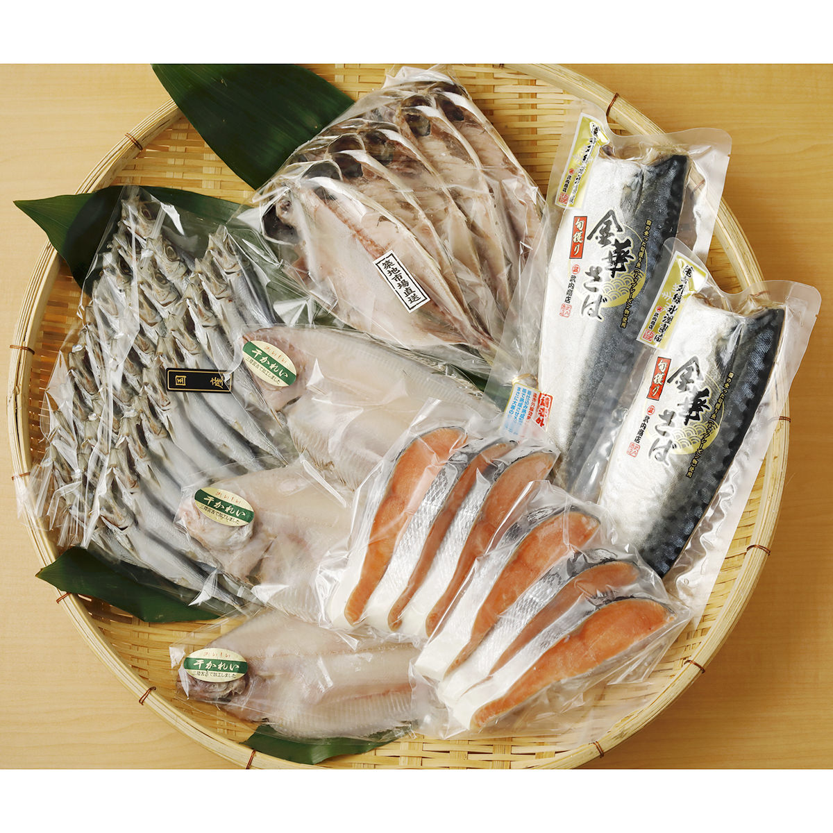 築地の目利き厳選 時鮭と干物の詰合せ 〔時鮭×6・アジ開干し×5・干カレイ×3・さば干物×2・ウルメ丸干し1連×3〕