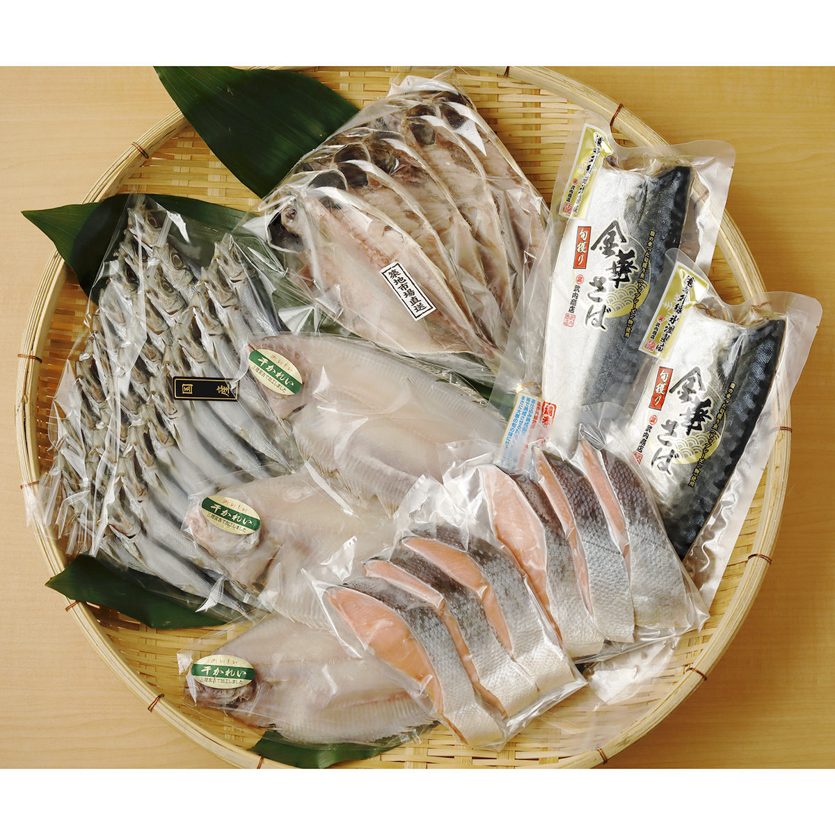 築地の目利き厳選 村上塩引鮭と干物の詰合せ 〔村上塩引鮭×6・アジ開干し×5・干カレイ×3・さば干物×2・ウルメ丸干し1連×3〕