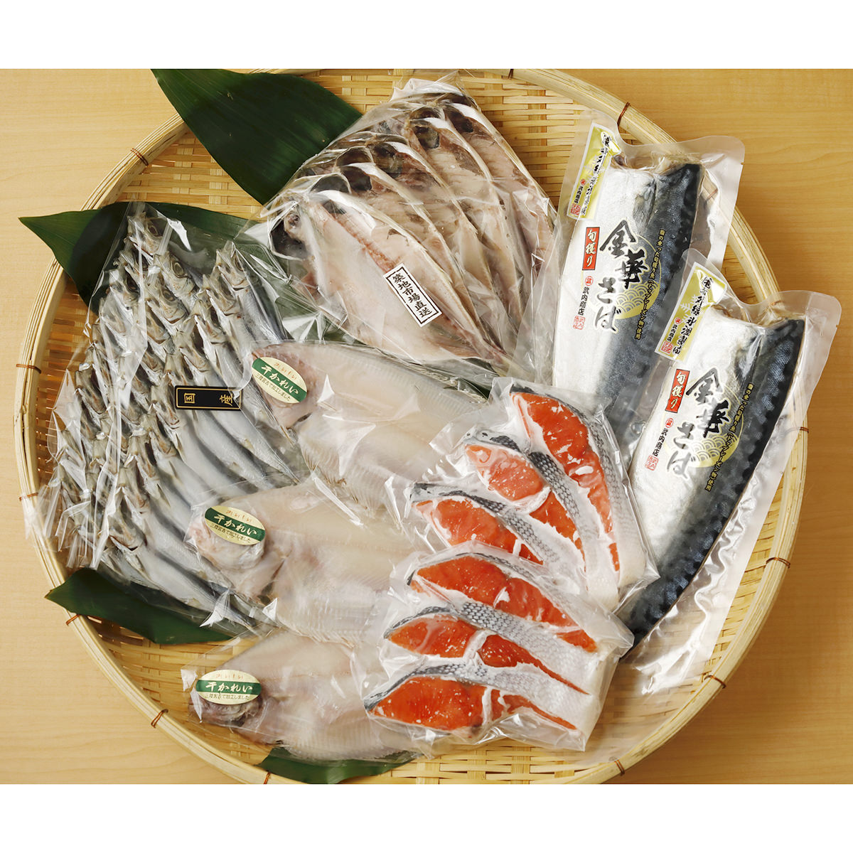 築地の目利き厳選 天然紅鮭と干物の詰合せ 〔紅鮭×6・アジ開干し×5・干カレイ×3・さば干物×2・ウルメ丸干し1連×3〕