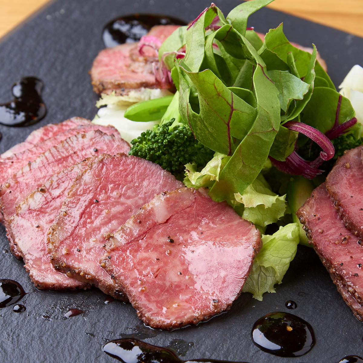 レストラン ノワ・ド・ココ 黒毛和牛A4 ローストビーフ 〔ローストビーフ300g、熟成ローストビーフソース60g、玉ねぎわさびソース50g〕【北海道・沖縄・離島 お届け不可】