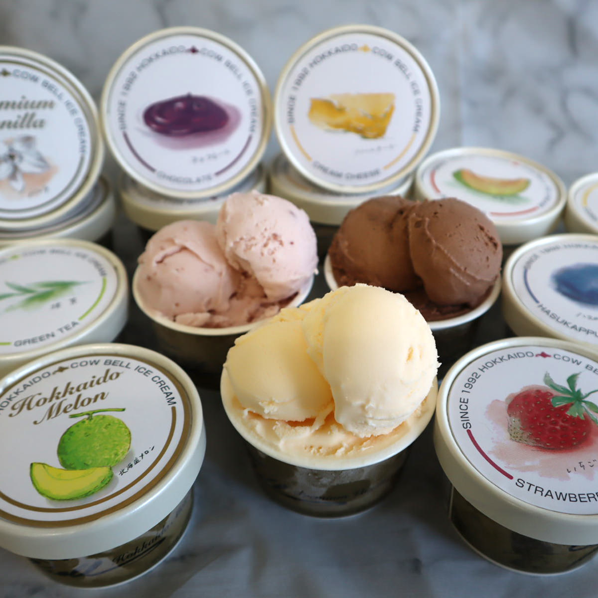 カウベルアイス 〔(プレミアムバニラ、クリームチーズ、チョコレート)×2、(北海道メロン、赤肉メロン、ハスカップ、とうきび、抹茶、いちご)×1〕