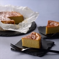 バナナの風味香る濃厚バスクチーズケーキ 金のバナーナDraine使用 〔4号(320g)〕