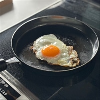 目玉焼きがおいしく焼ける 鉄のフライパン 蓋なし 〔サイズ：約20.0×38.4×高さ7.0cm、重量：約0.59kg〕【沖縄県・離島 配送不可】