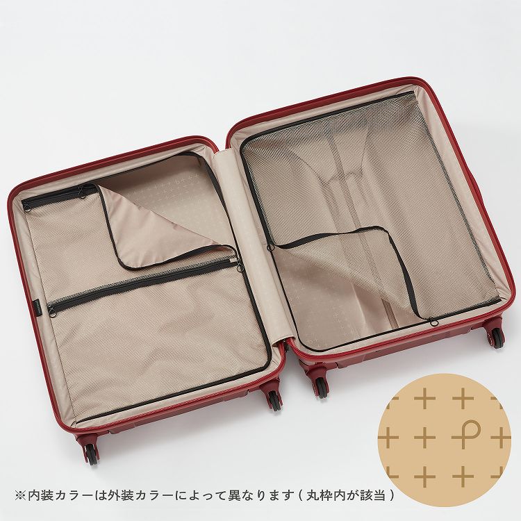 本体のすみずみまで最大限に荷物を収納できるシンプルな内装