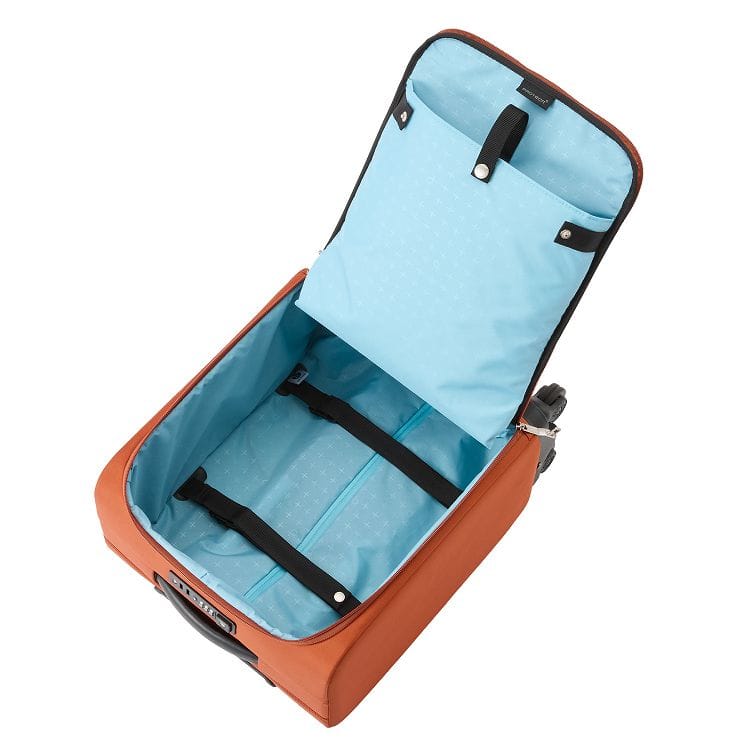 荷物をすみずみまで収納できるシンプルなデザインの内装