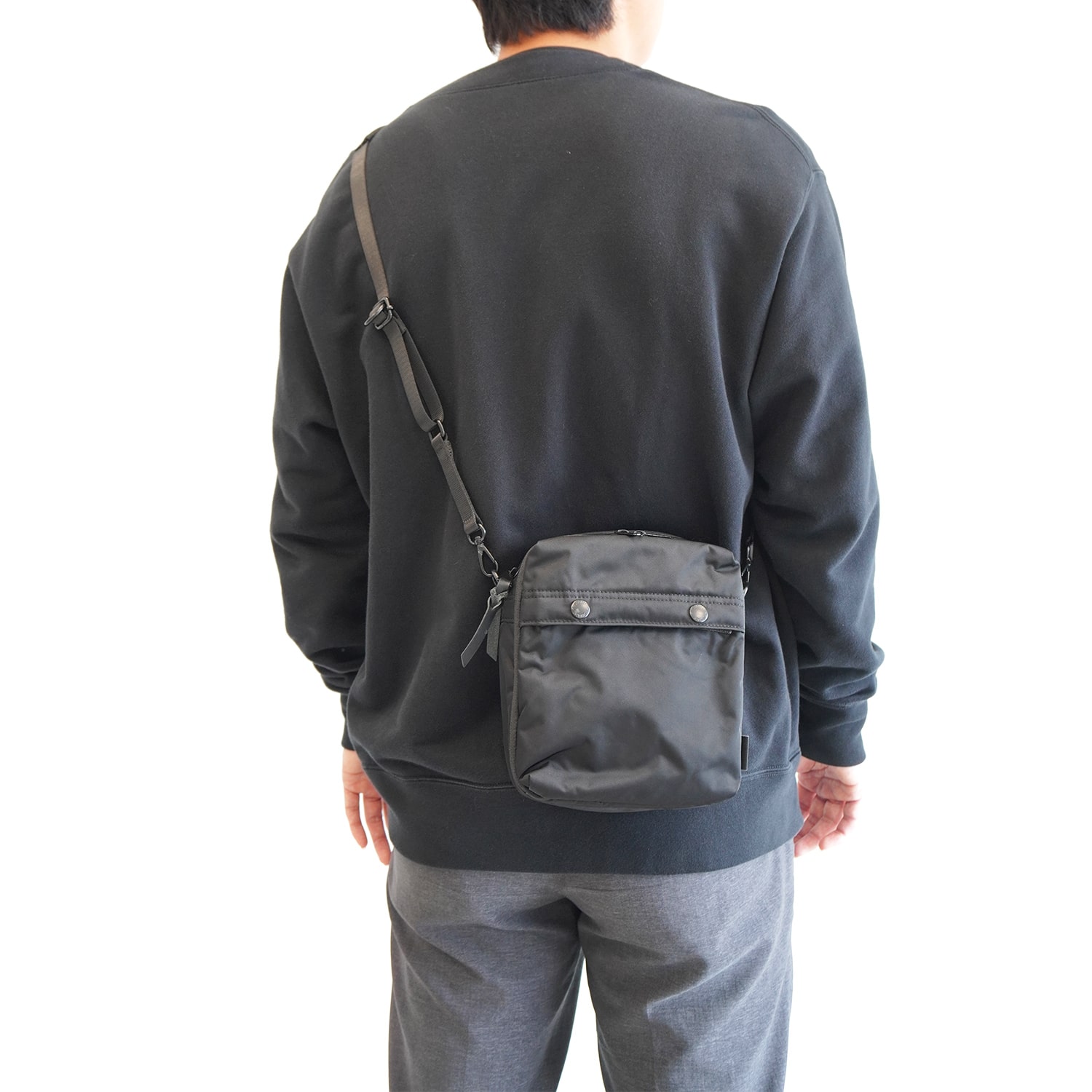 UNTRACK CITY DS ショルダーバッグ 3L 2気室 60391 01:ブラック ショルダーバッグ 縦型