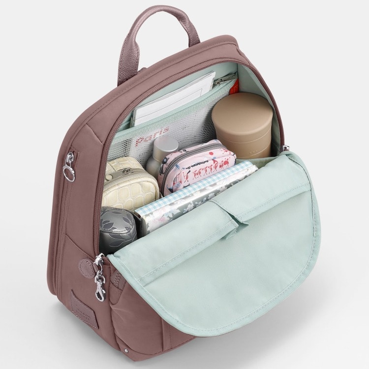 整理しやすく、仕切りポケットが充実のメイン収納部