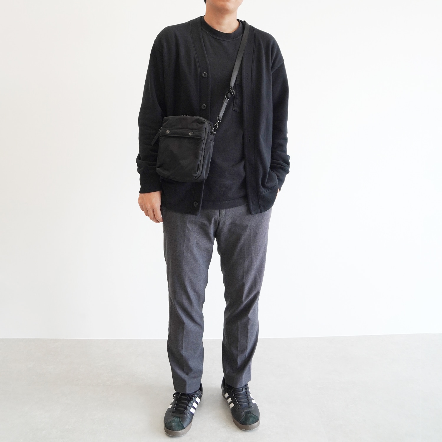 UNTRACK CITY DS ショルダーバッグ 3L 2気室 60391 01:ブラック ショルダーバッグ 縦型