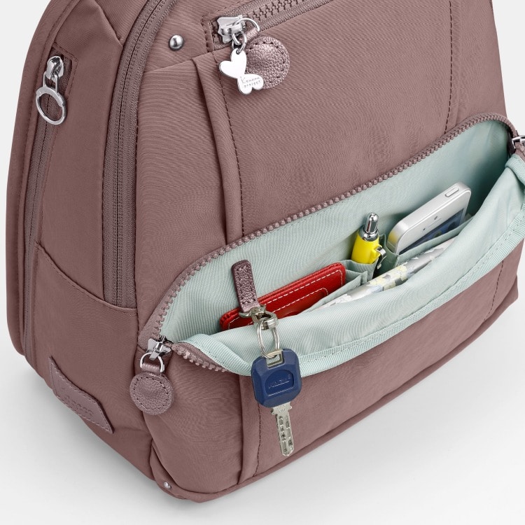 使いやすい大き目の前ポケット