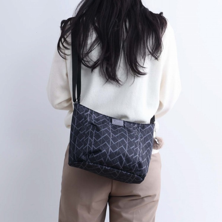 着用モデル:身長161cm(01:ブラック)