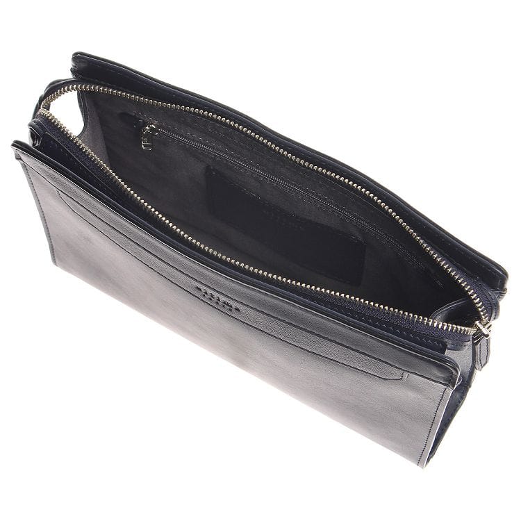 高級感あるカードサイズのレザーポケット付きの内装