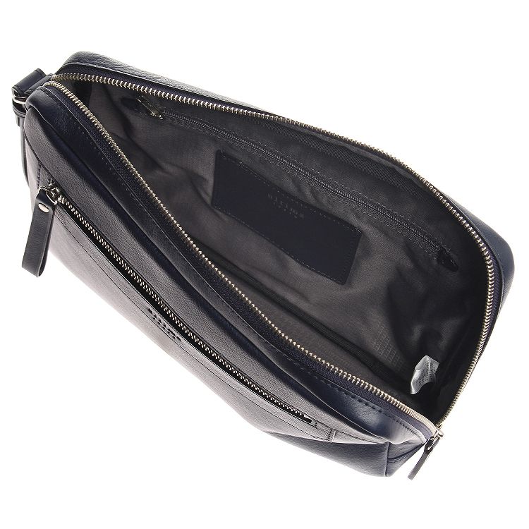 高級感あるカードサイズのレザーポケット付きの内装