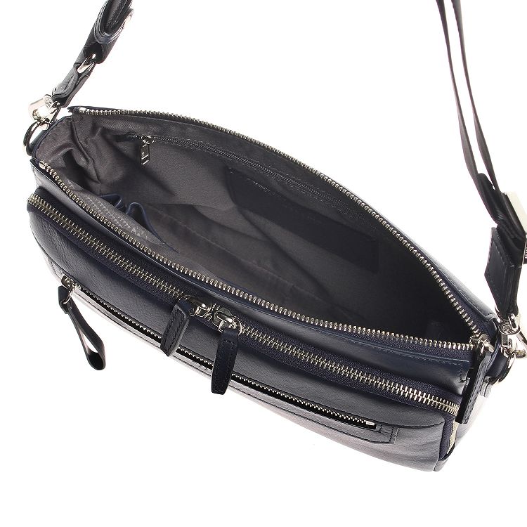 高級感あるカードサイズのレザーポケット付きの内装