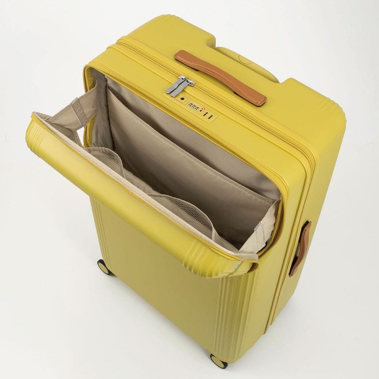 荷物をスムーズに出し入れできるフロントポケット。※メイン気室へのアクセスは不可。