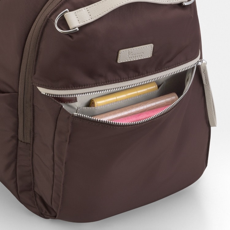 すぐに取り出したい物の収納に便利なフロントポケット