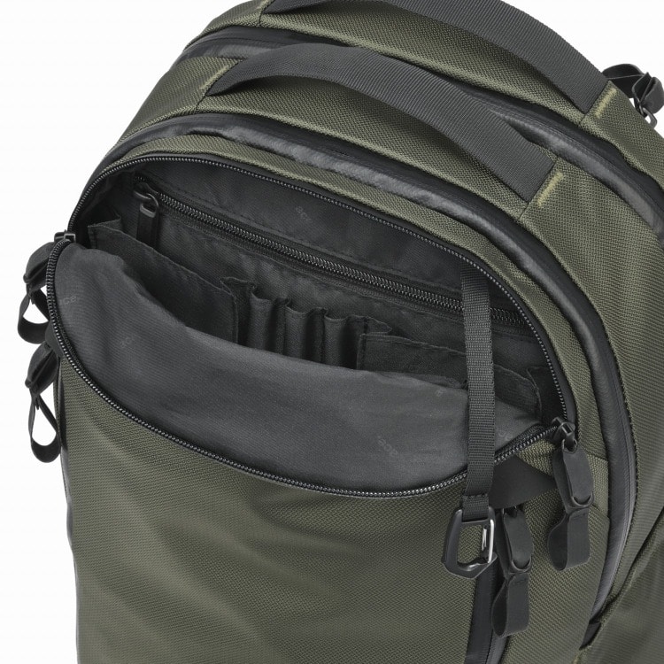 仕分けのしやすいフロントポケット