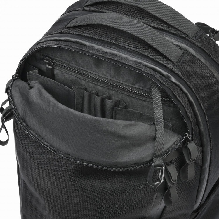 仕分けのしやすいフロントポケット