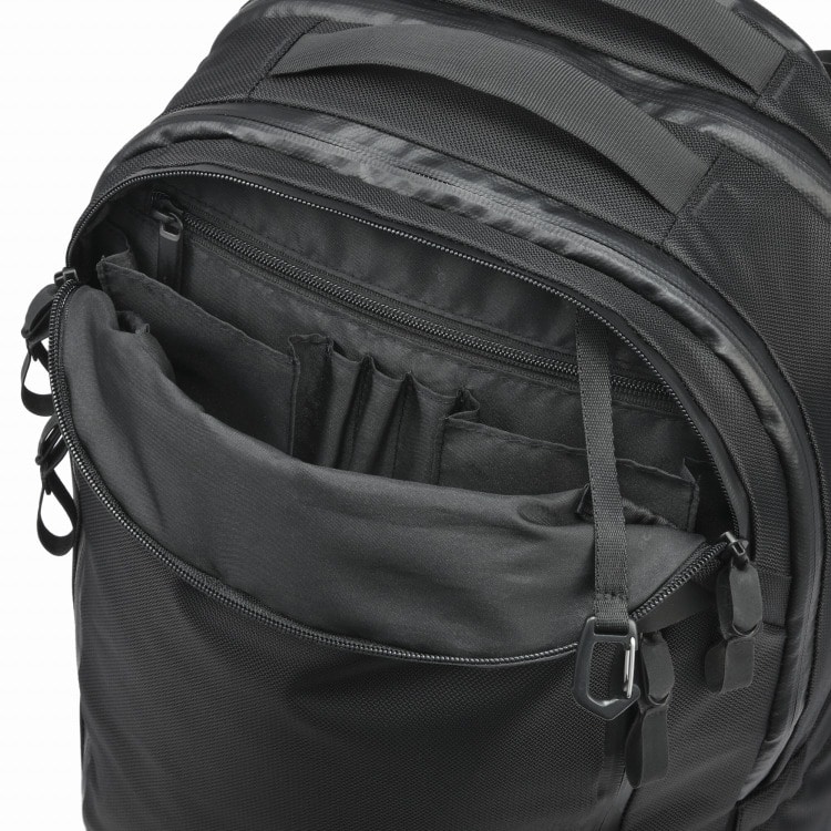 仕分けのしやすいフロントポケット