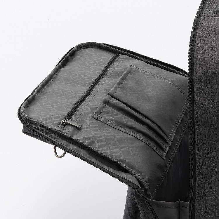 メイン気室にはオーガナイザーポケットを搭載