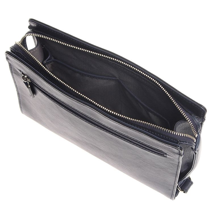 厚みのあるものも入れやすい、片マチ付きポケット