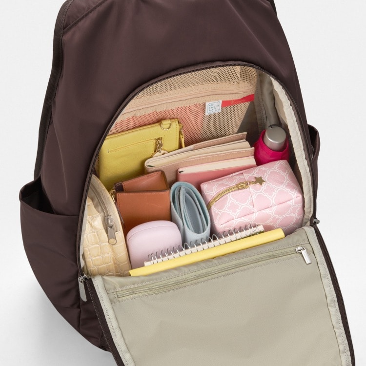 ノートからお財布までゆとりを持って収納できるサイズ感