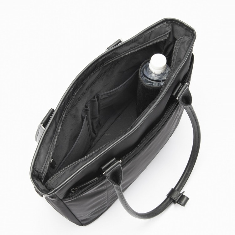 メイン内装へはボトルホルダー搭載