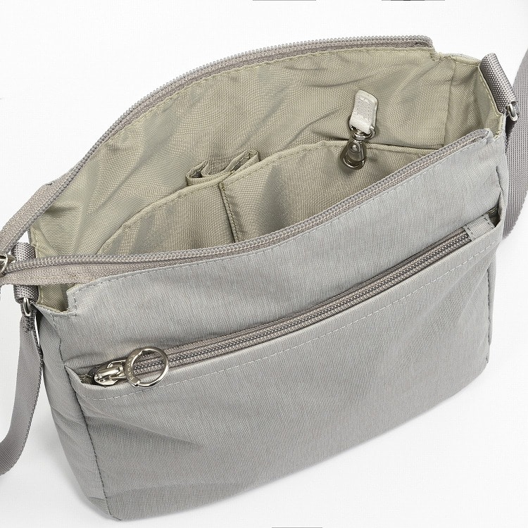 整理しやすく、仕切りポケットが充実のメイン収納部