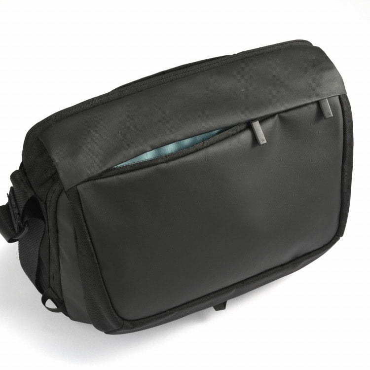 ダブルファスナーで左右どちらからでも開閉可能