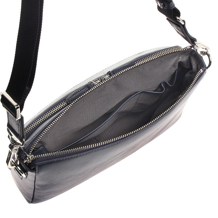 オーガナイザーポケットの付いた内装