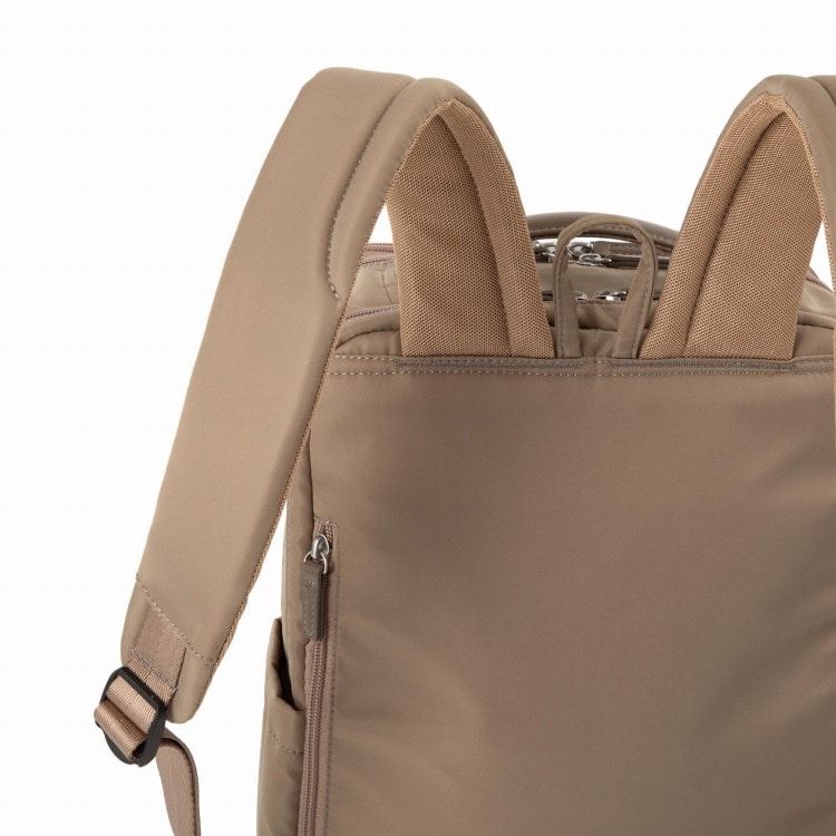 ショルダー部分はメッシュ素材を使用